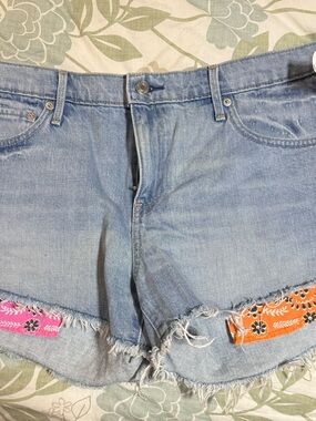 NWT GAP Light Denim Cutoff Shorts with Pink Trim sz 31
